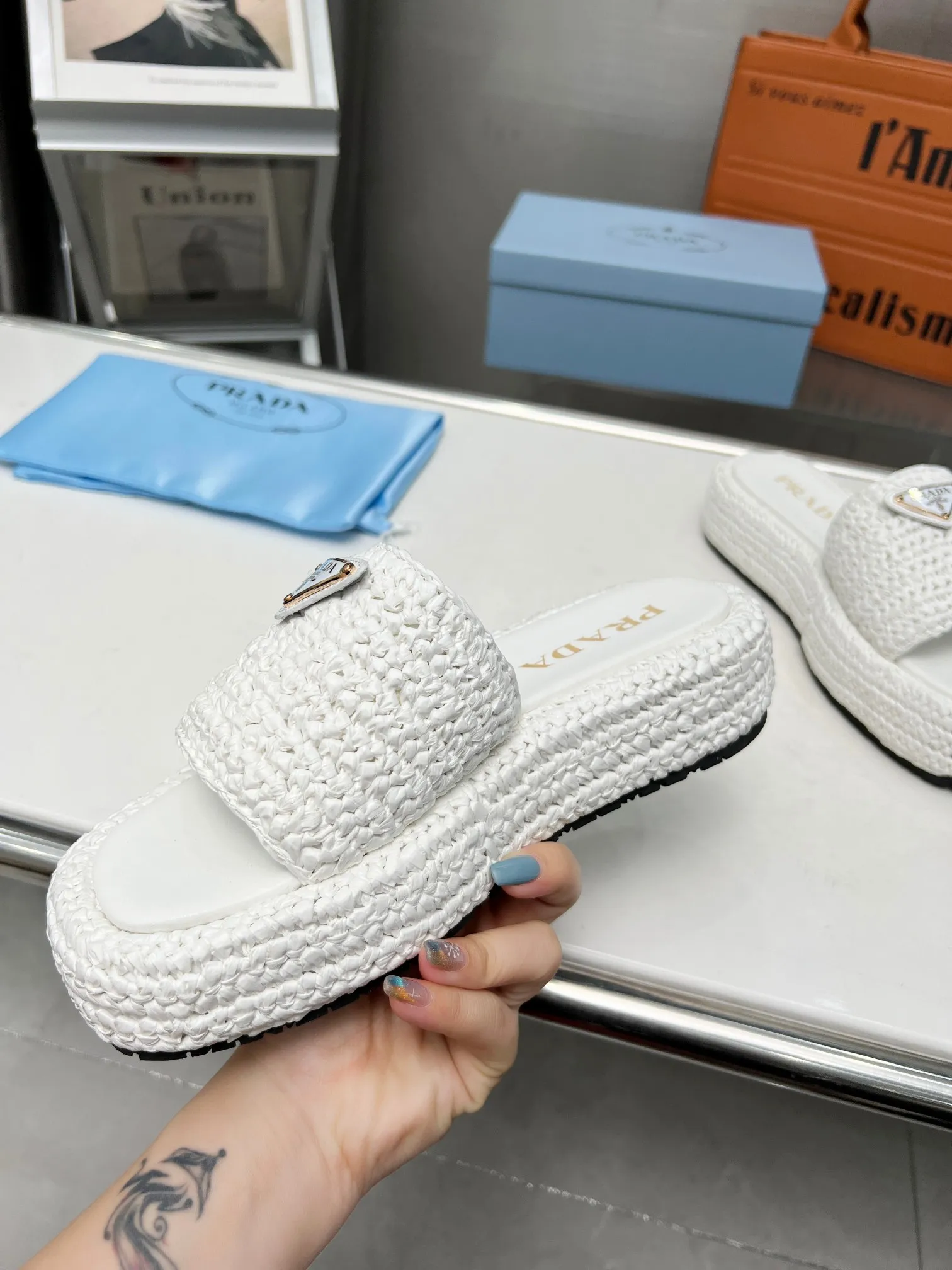 👟👟Ex-factory price p420👟👟 Prada’s new woven shoes and straw slippers! This year's popular straw series, lazy people's must-have slippers, look so good on your feet! ●Material: original uniform grass weave ●Inner padding: sheepskin lining ●Outsole: rubber outsole ●Number of yards: 35～40 (40 41 customized)